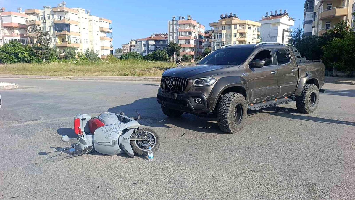 Kamyonet ile motosiklet çarpıştı: 1 yaralı