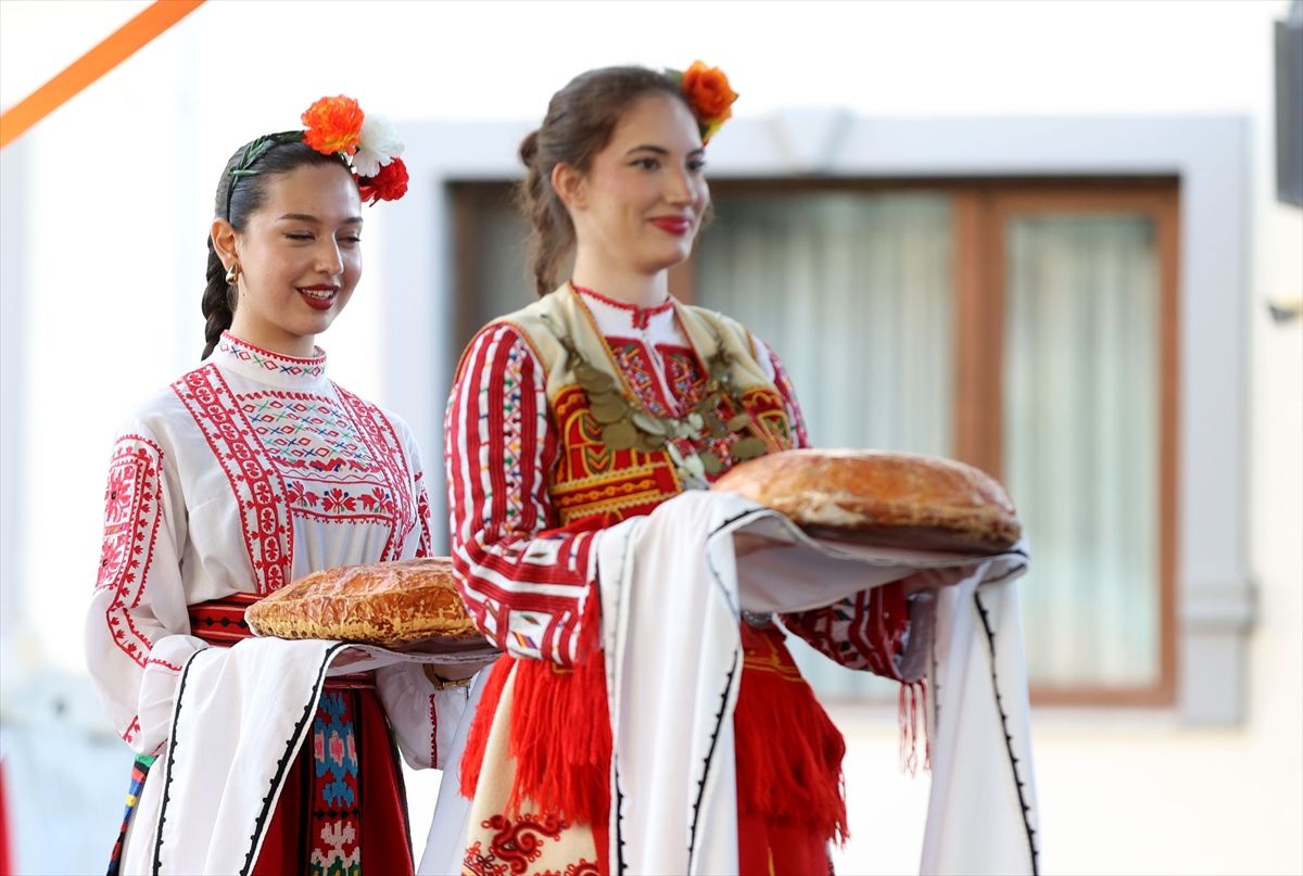 Kırklareli'nde komşu ülke Bulgaristan dans toplulukları gösterilerini sahneledi
