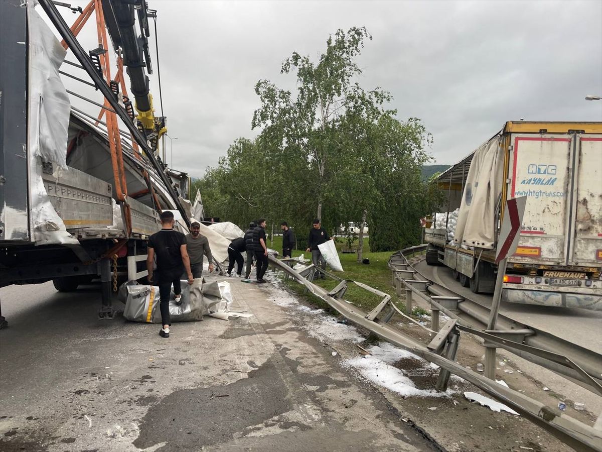 Kocaeli'de bariyere çarpan tırın sürücüsü, kazayı yara almadan atlattı