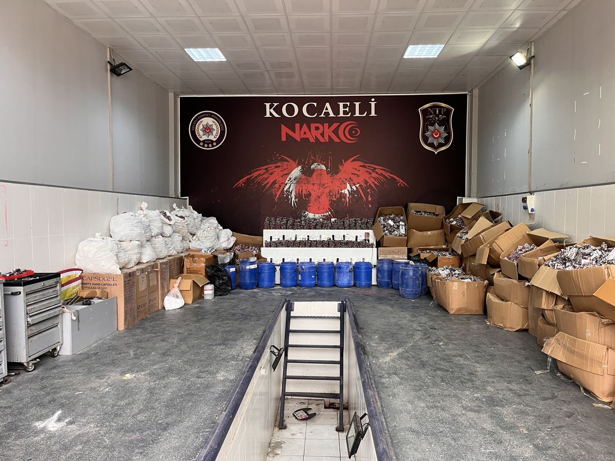 Kocaeli'de bir TIR'da 1 milyon 700 bin sentetik ecza hap ele geçirildi