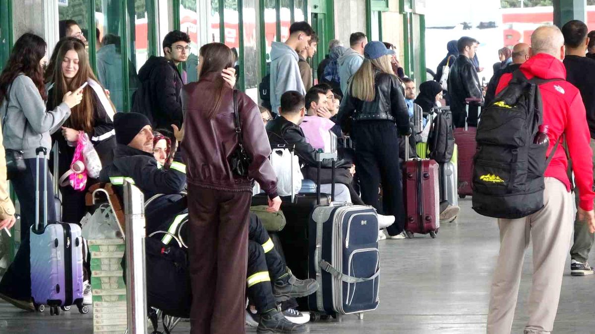 Kocaeli'de otogarda bayram yoğunluğu: Biletler tükenmiş durumda