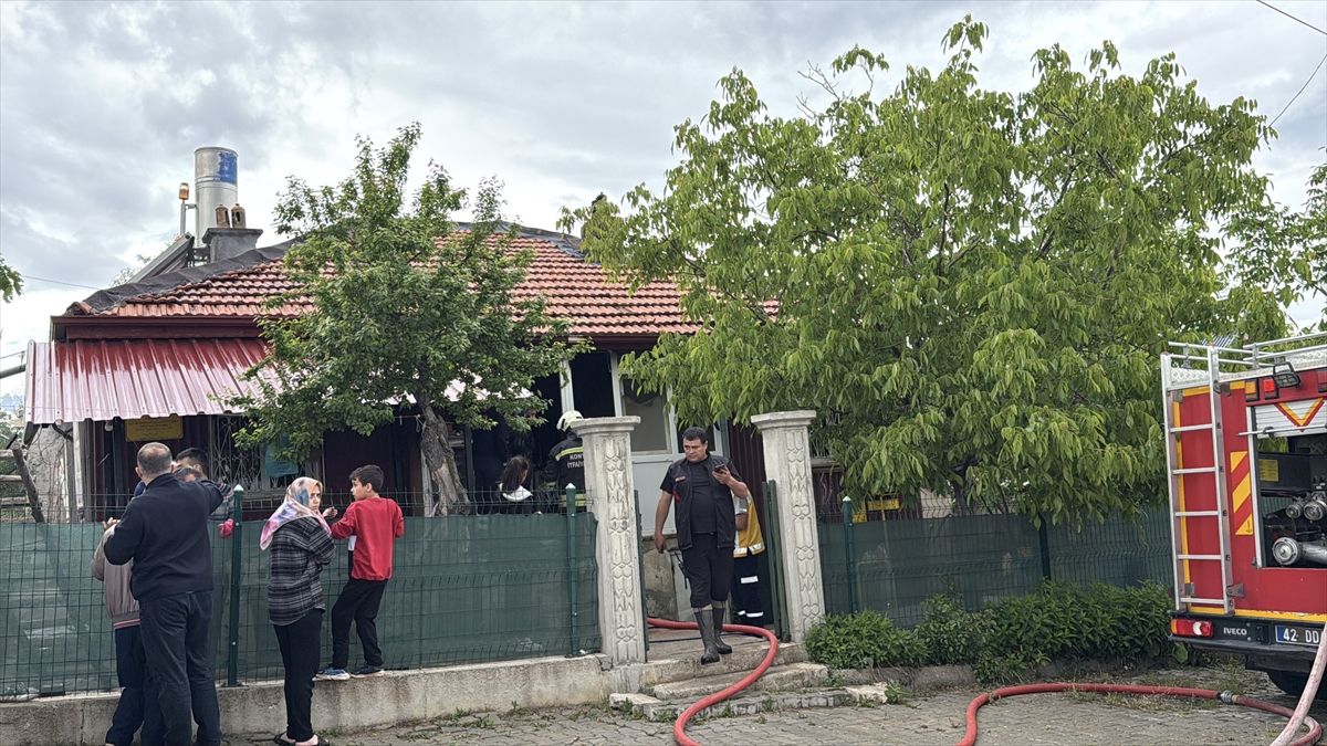 Konya'da yangın çıkan ev kullanılamaz hale geldi