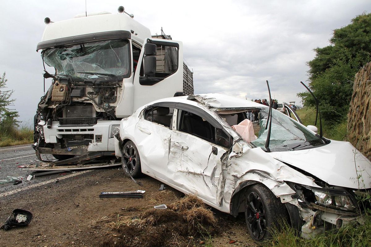 Kula'da zincirleme trafik kazası: 8 yaralı, 1 gözaltı