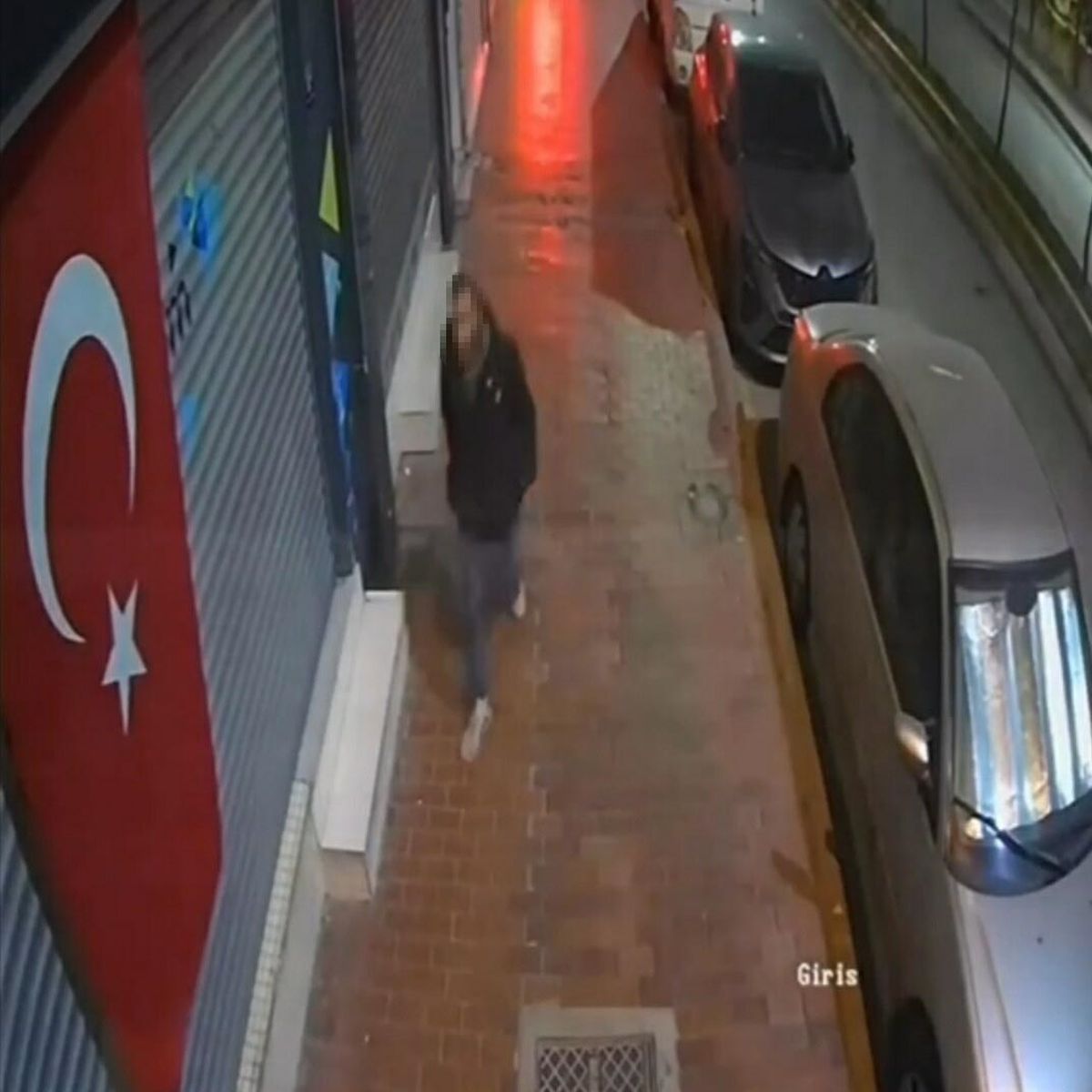 Kuşadası'nda Türk bayrağını kepenkten söken kişiye adli kontrol