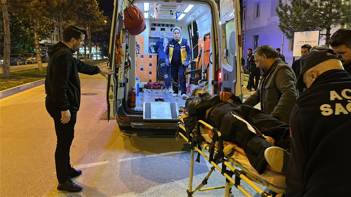 Kütahya'da 'Yan Bakma' Kavgası: 3 Genç Bıçakla Yaralandı