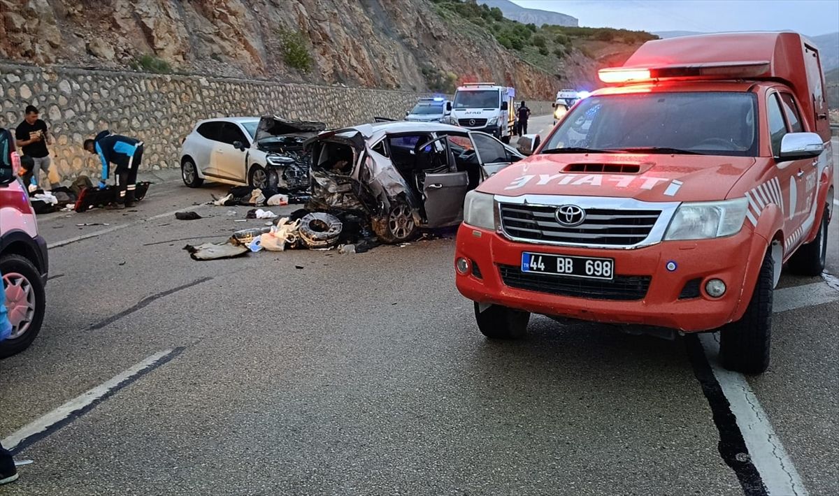 Malatya'da iki otomobil çarpıştı, 8 kişi yaralandı