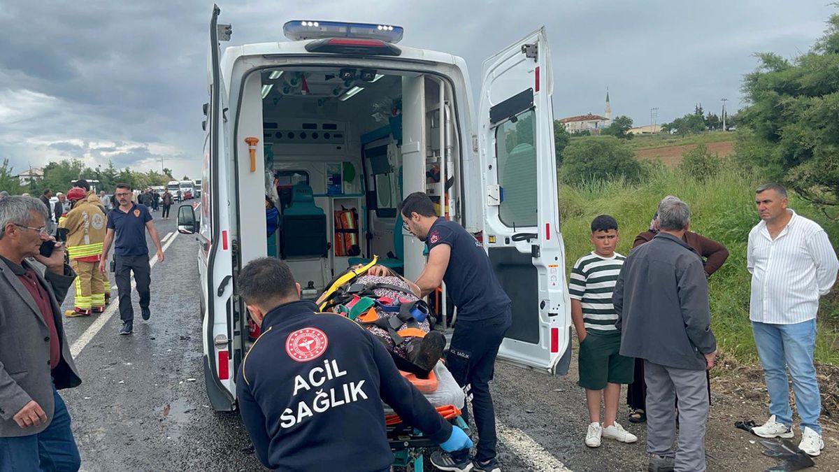 Manisa'da 5 aracın karıştığı zincirleme kaza: 8 yaralı