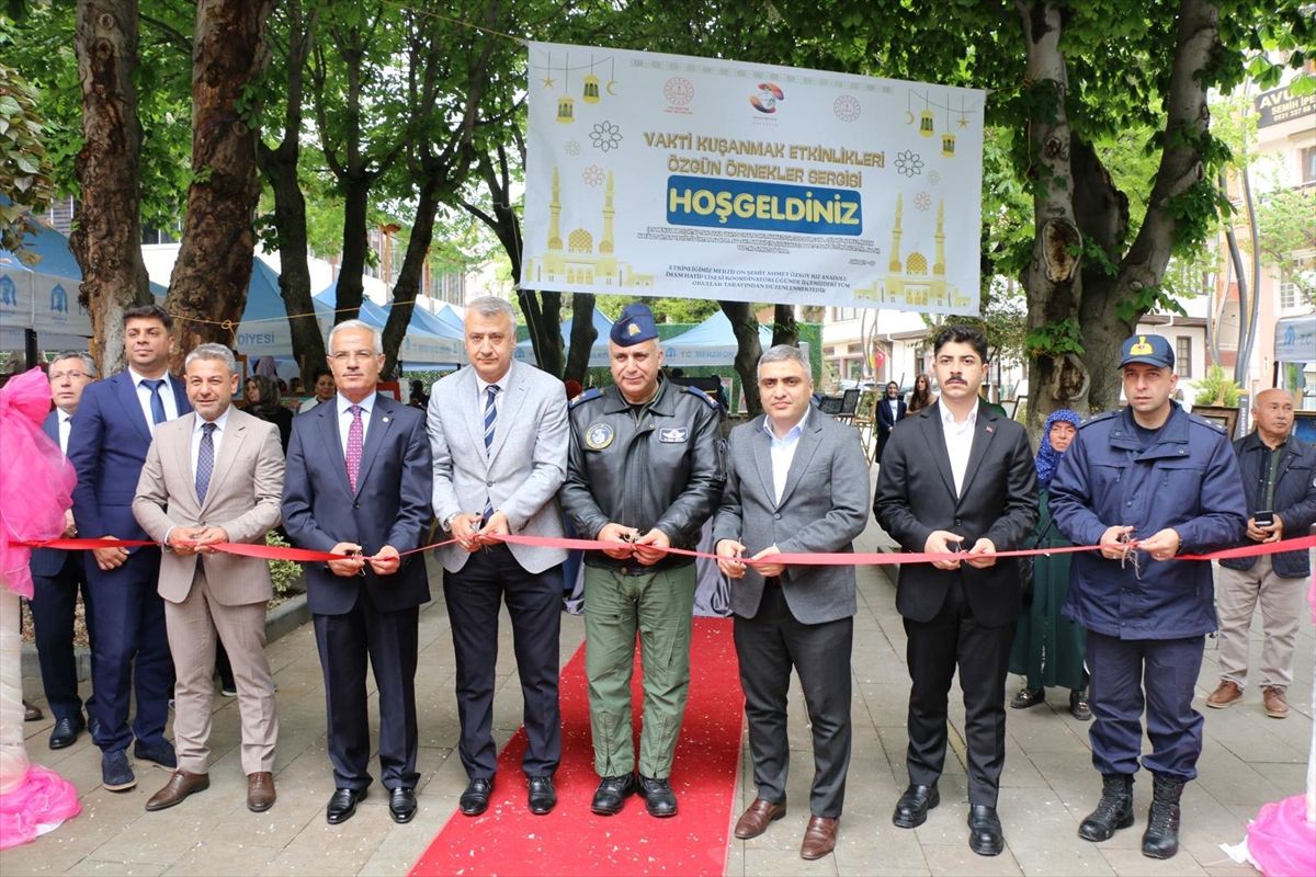Merzifon'da 'Vakti Kuşanmak' projesi kapsamında sergi açıldı