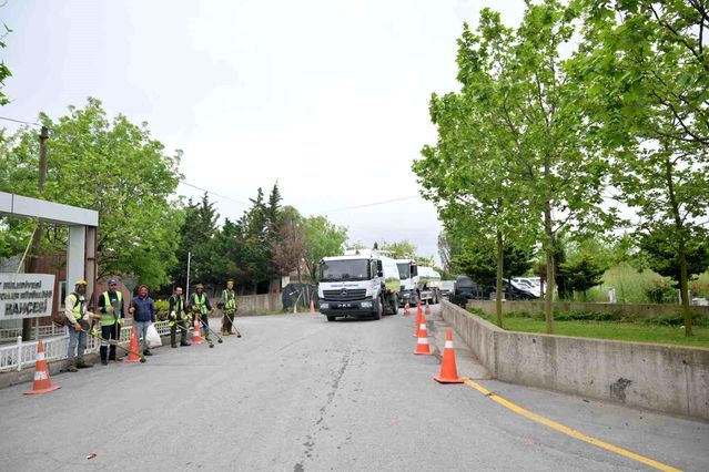 Mezarlık temizliği yapmaya çalışan Esenyurt Belediyesi ekipleri İBB'nin engeline takıldı