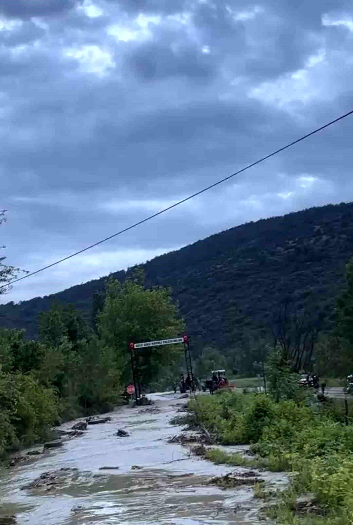 Niksar'da sel alarmı: Dereler taştı, araziler suya gömüldü