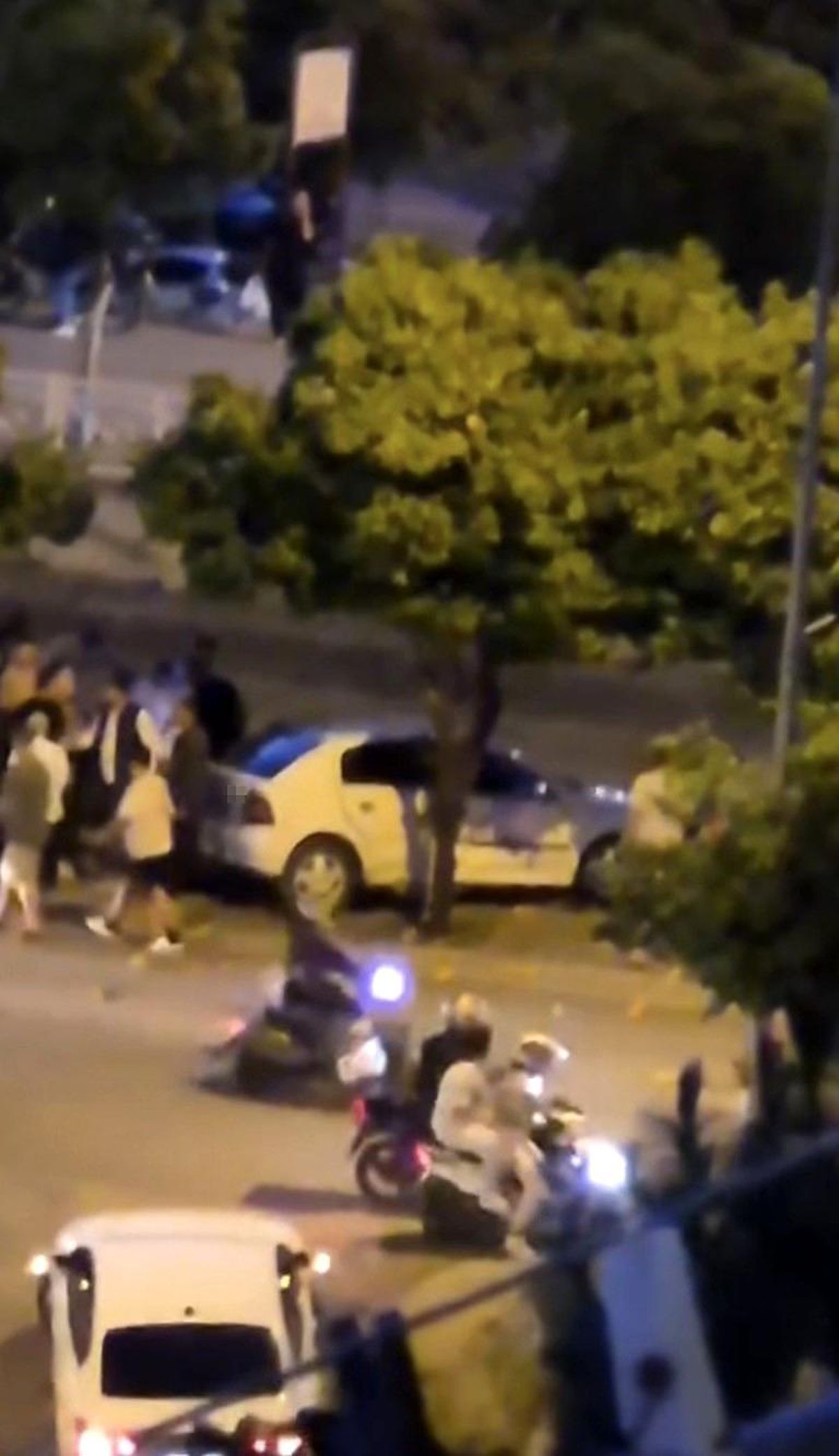Otomobil, sulama kanalı korkuluğuna çarpıp asılı kaldı