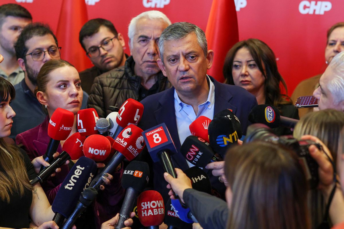 Özgür Özel: Kurultay 40 gün içinde toplanmalı, ben hem genel başkan hem grup başkanıyım