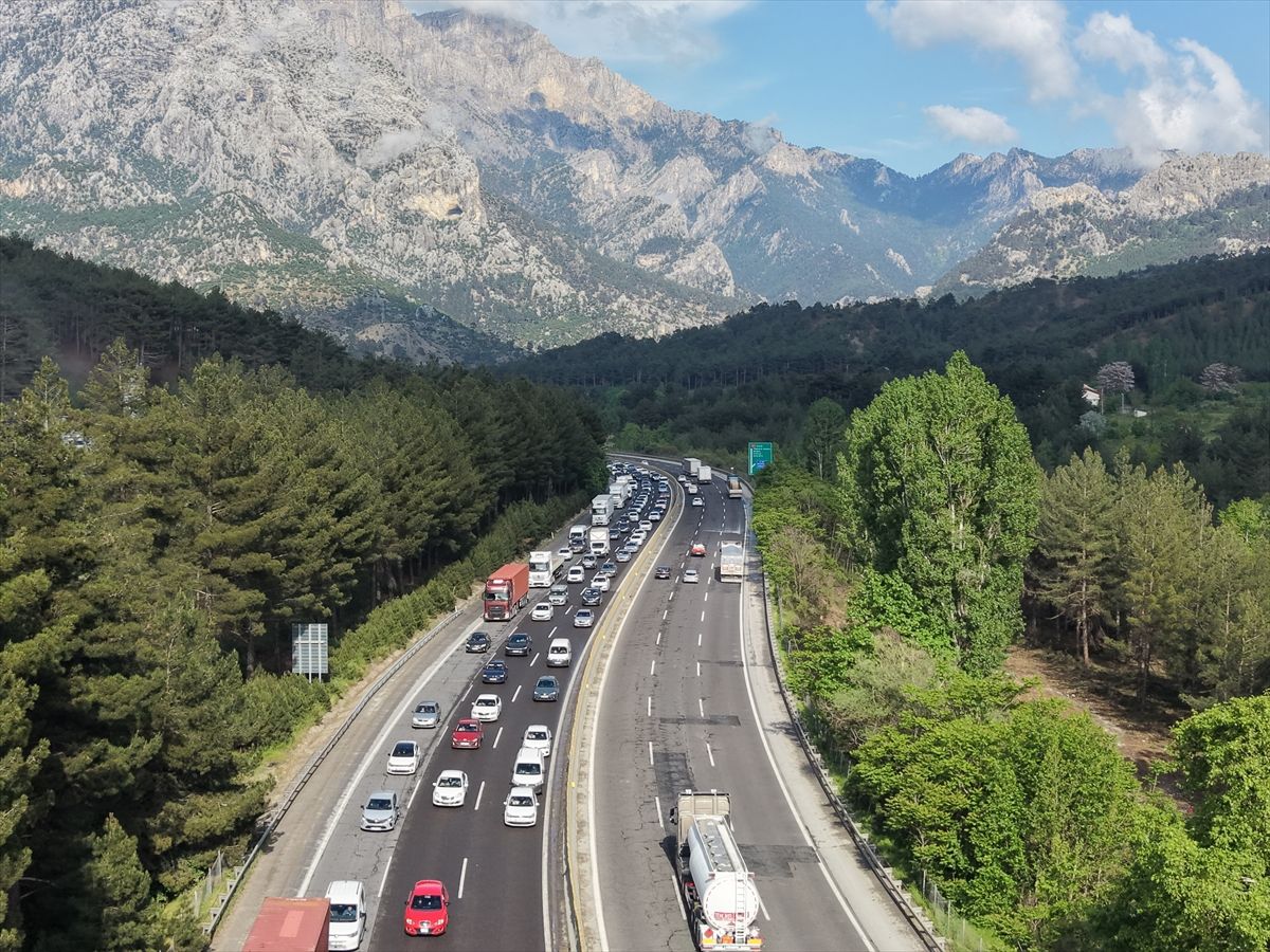Pozantı-Adana Otoyolu'nda bayram tatili dolayısıyla yoğunluk yaşanıyor