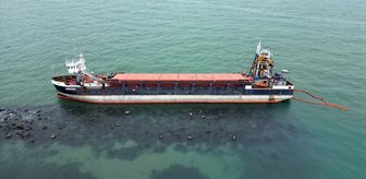 Sakarya'da karaya oturan kuru yük gemisi kirleticilerden arındırılıyor