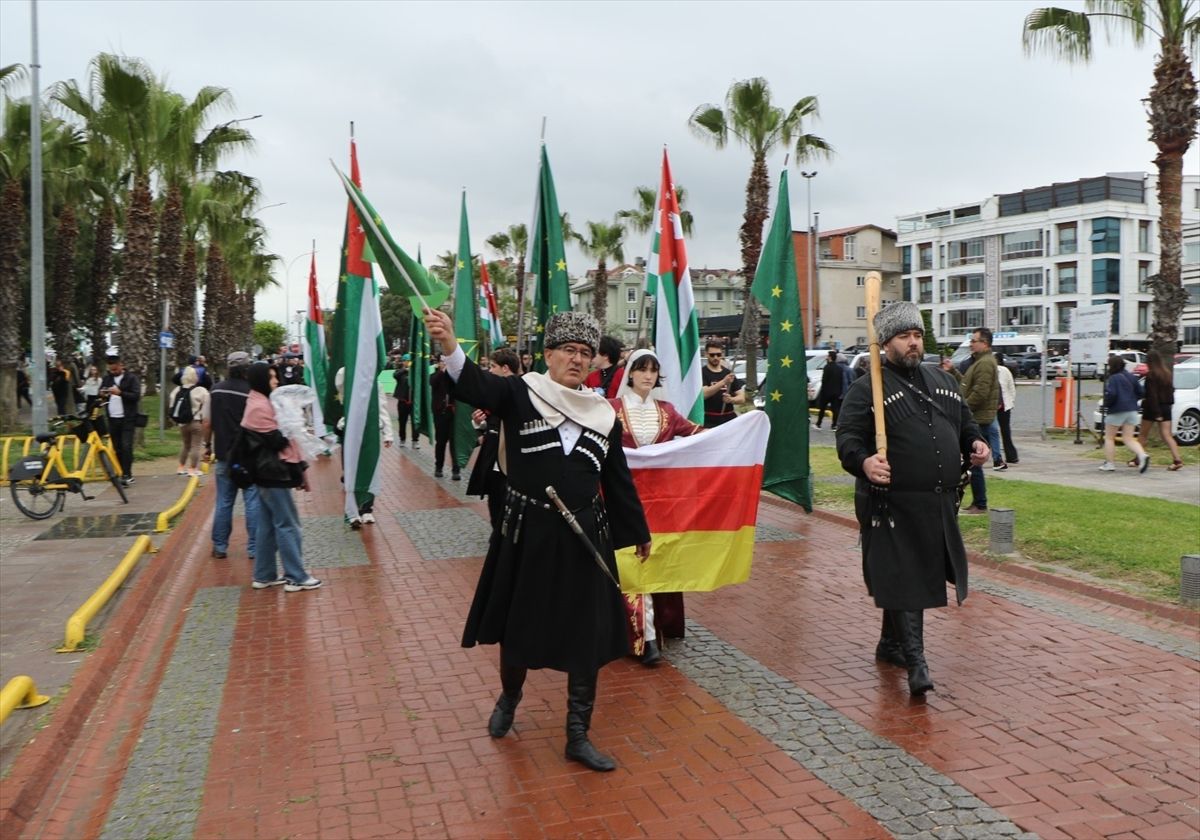 Samsun'da Çerkes Soykırımı ve Sürgünü'nün 162'nci yılında denize karanfil bırakıldı
