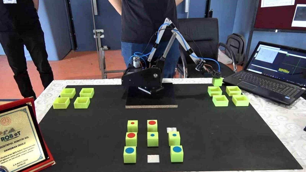 Samsun'da meslek lisesi öğrencilerinin geliştirdiği robot kol Türkiye birincisi oldu