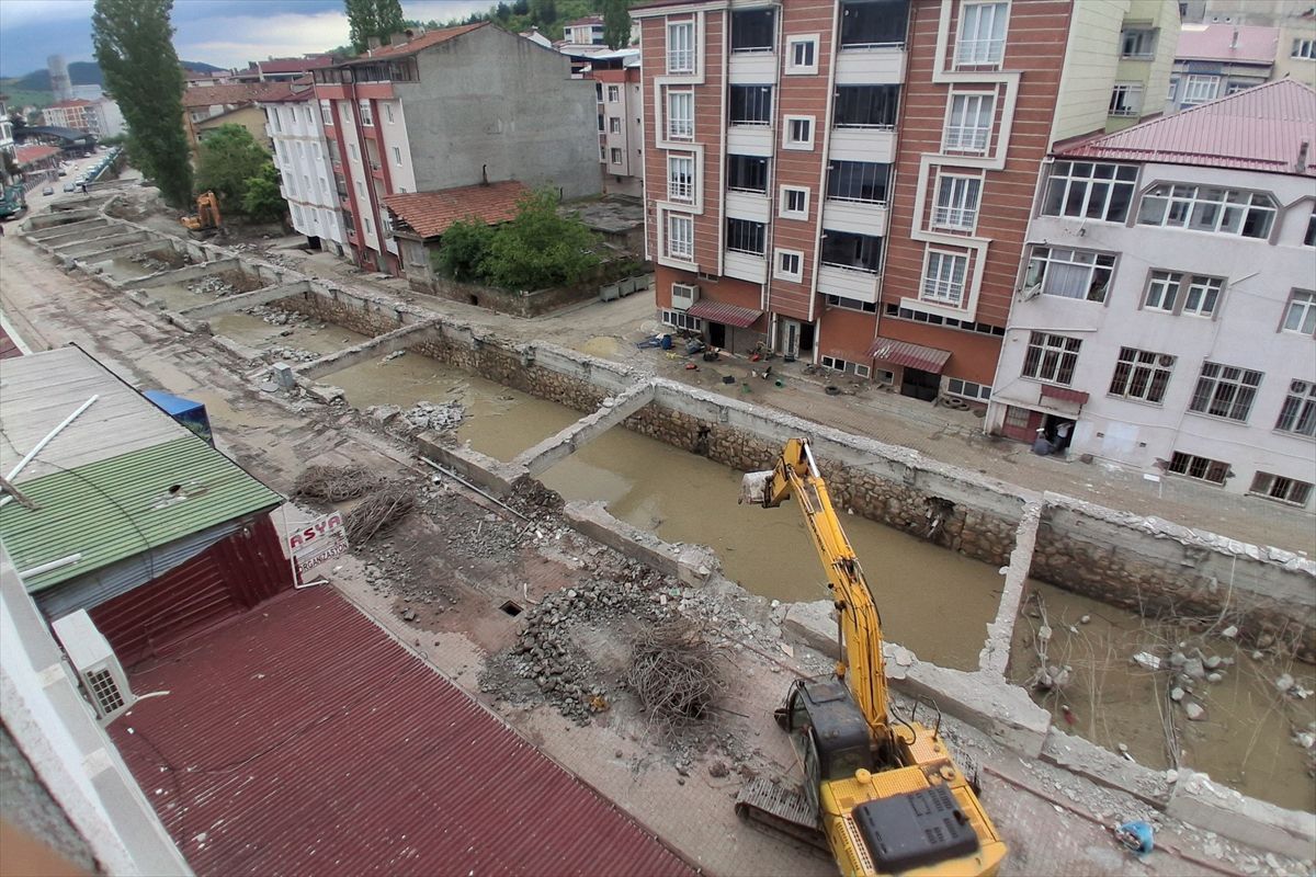 Samsun'un Havza ilçesinde dere üzerinde bulunan iş yerlerinin yıkımı bir bina haricinde tamamlandı