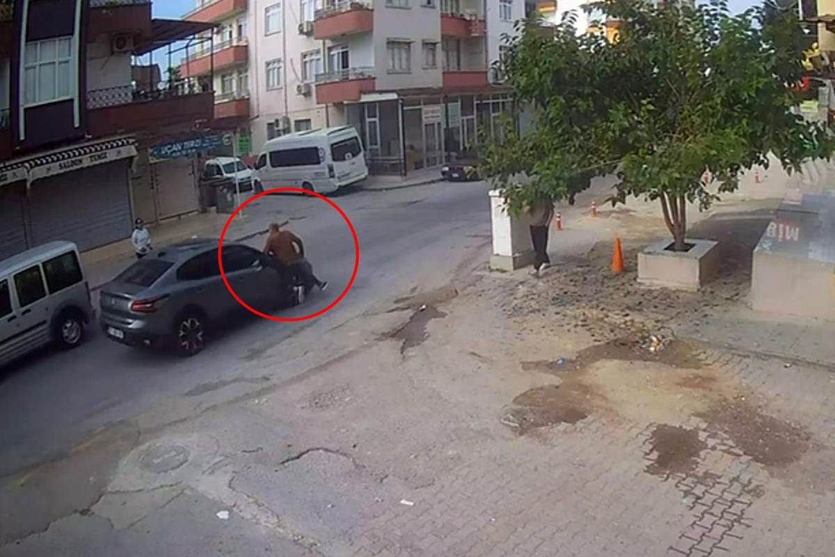 Yakınına el sallarken yola çıktığı sırada otomobil çarptı