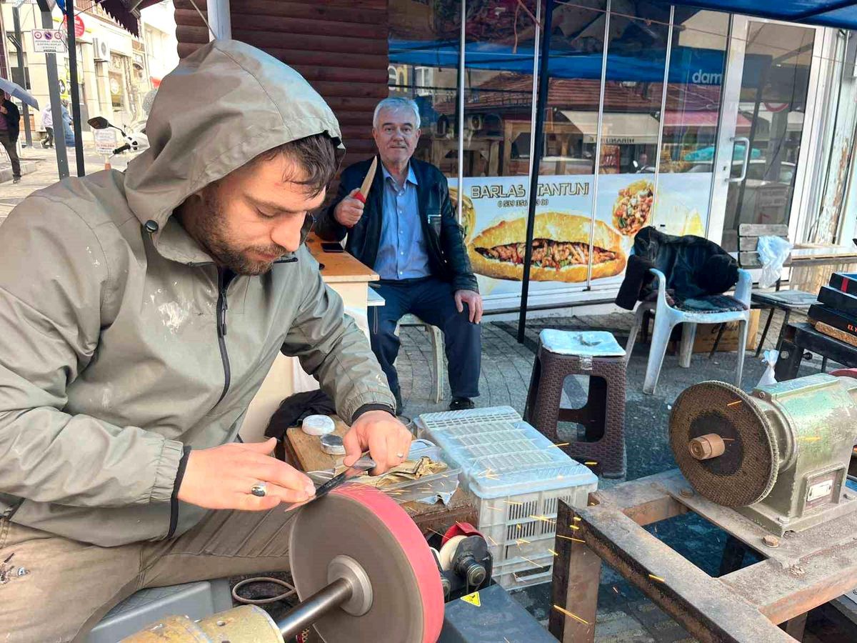 Tavşanlı'da kurbanlık bıçak ve satırlar bilenmeye başladı