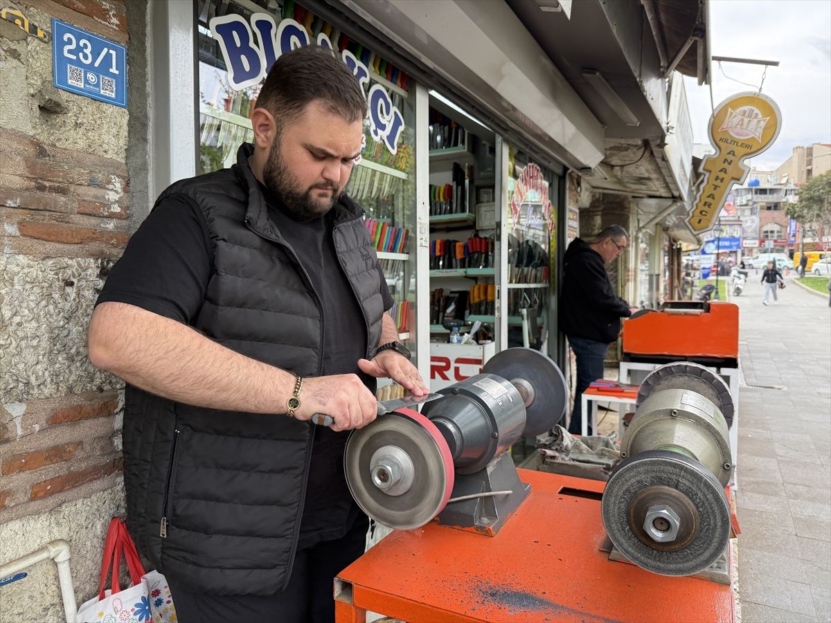 Tekirdağ'da baba oğul 147 yıllık bıçakçılık geleneğini aynı tezgahta yaşatıyor