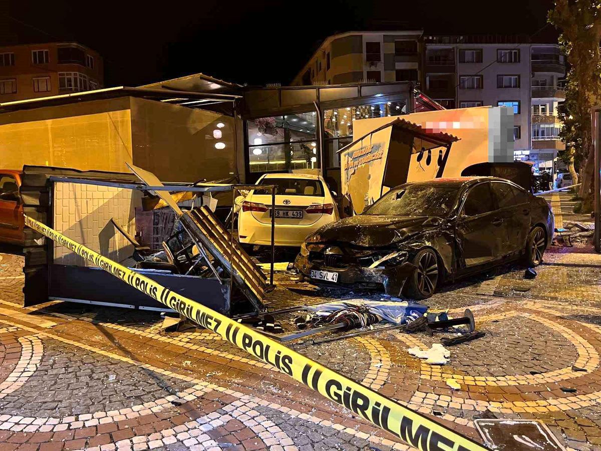 Tekirdağ'da faciadan dönüldü: Kontrolden çıkan otomobil otobüs durağına çarptı