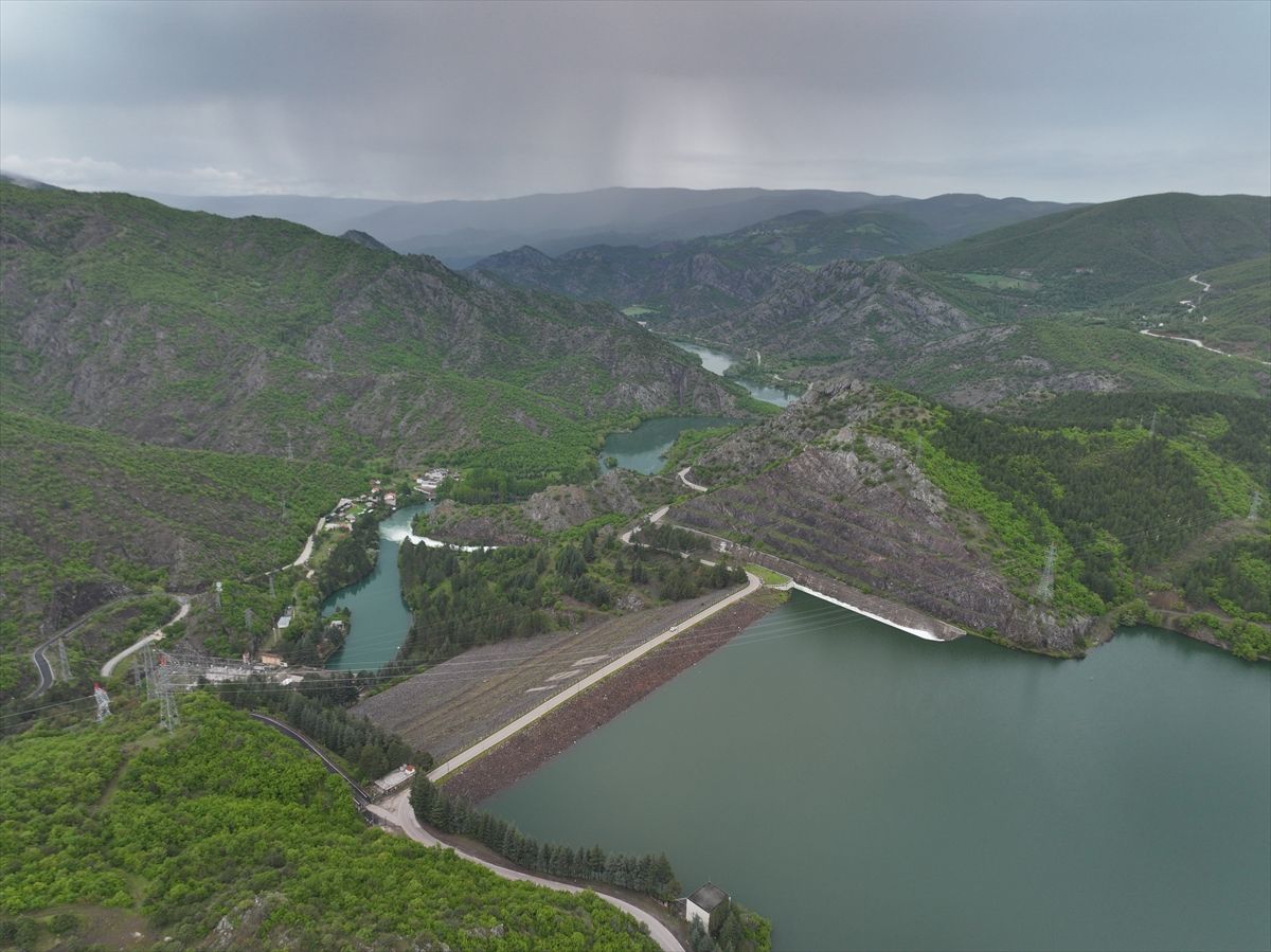Tokat'ta Almus Baraj Gölü'nde dolusavaktan akan su dronla görüntülendi