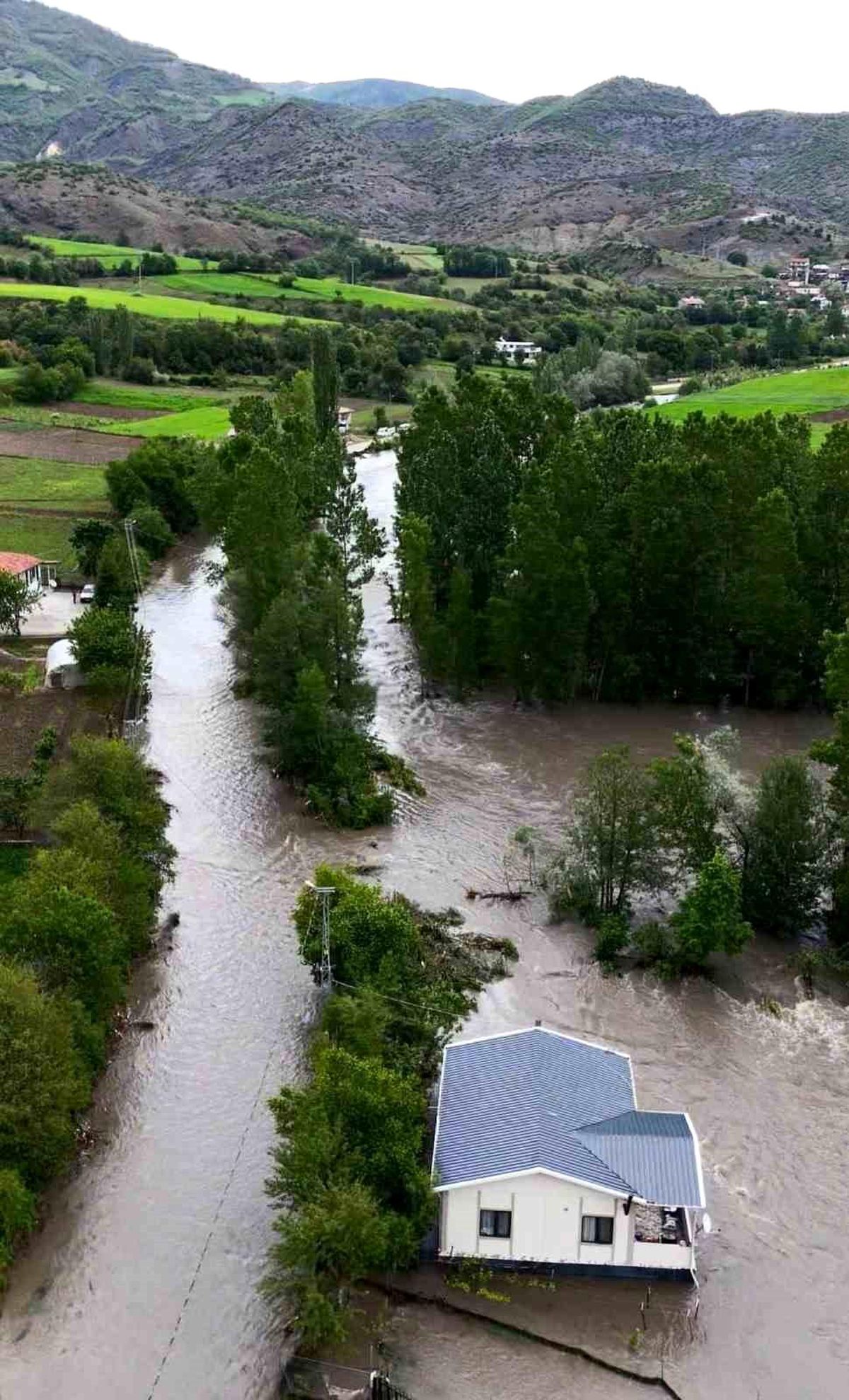 Toka'ta taşkında mahsur kalan araç son anda kurtarıldı