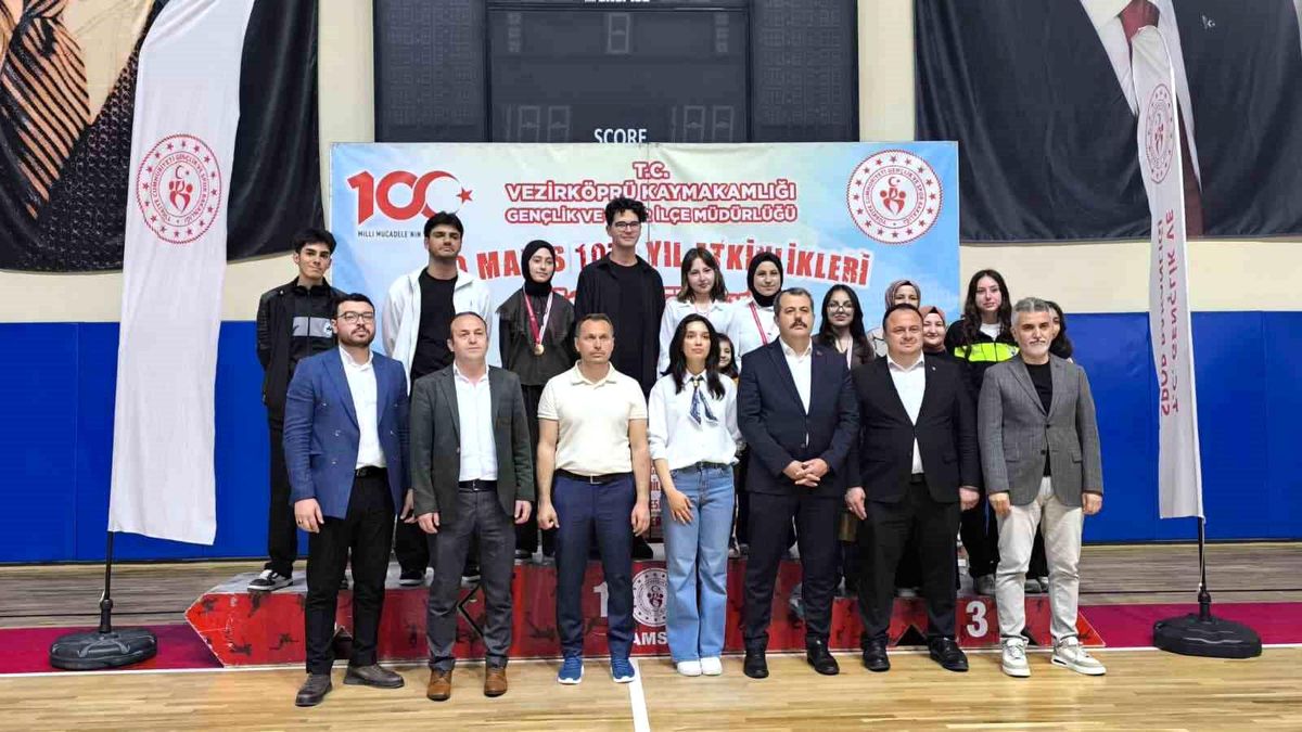 Vezirköprü'de liseliler münazarada yarıştı