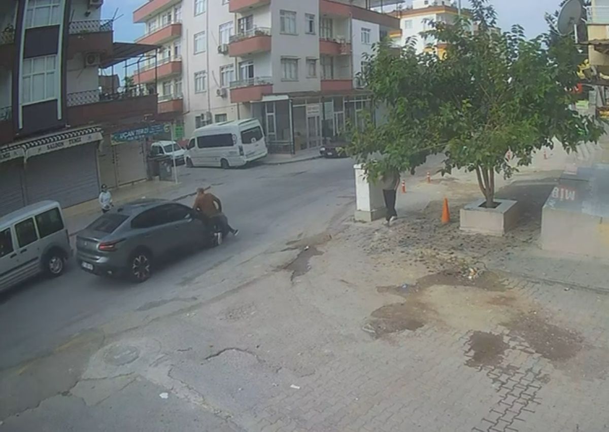 Yakınına el sallarken yola çıktığı sırada otomobil çarptı