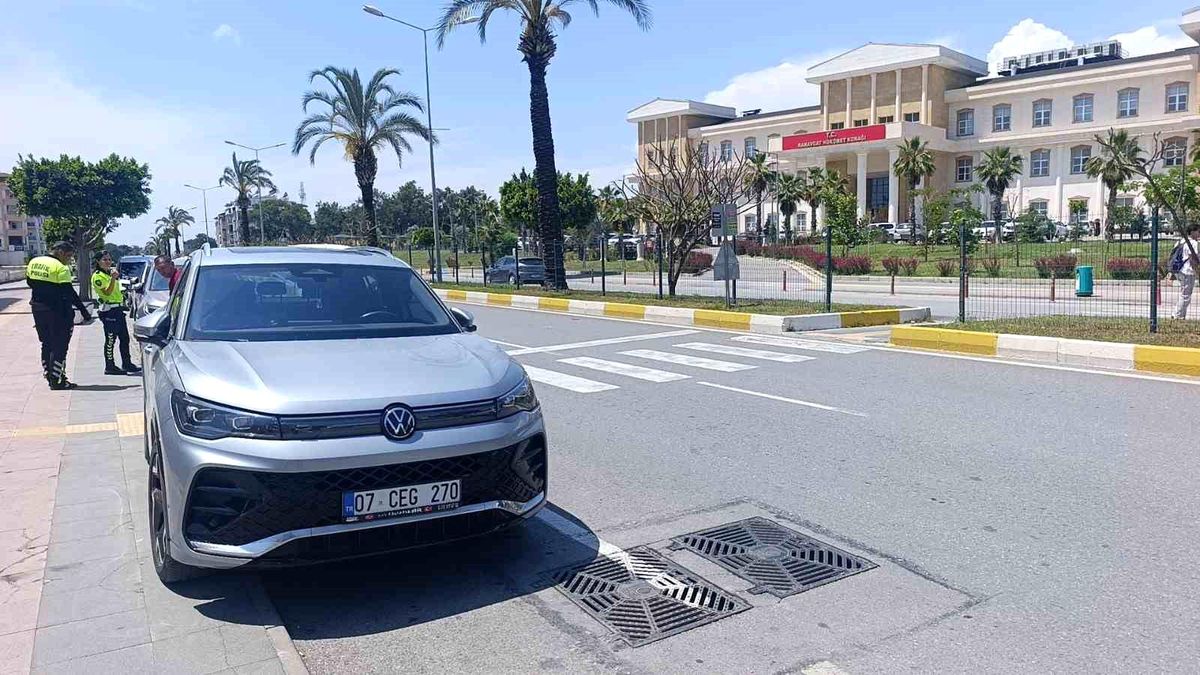 Yayalara yol veren otomobile motosiklet çarptı: 1 yaralı