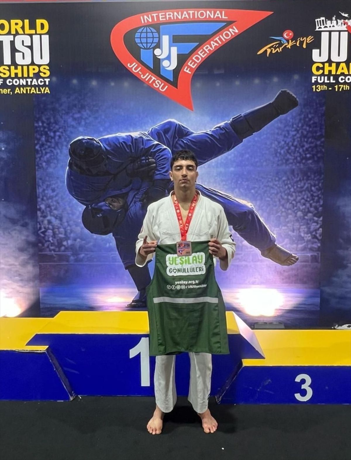 Yeşilayspor Kulübünün milli sporcusu Ahmet Tombul'un ju jitsudaki üçüncülüğü gururlandırdı