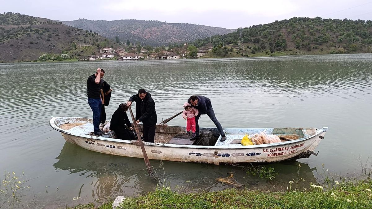 Yozgat'ta yolu sular altında kaln köye kayıkla ulaştılar