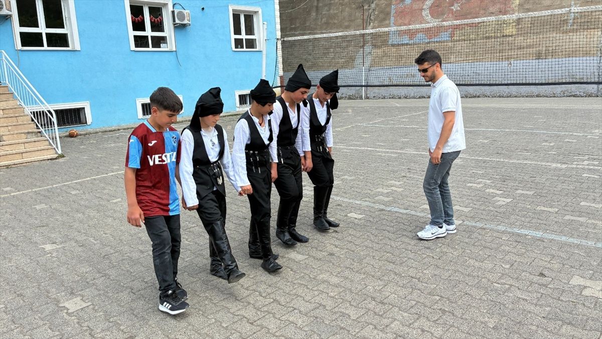 Yusufeli'nde bir grup öğrenci boş zamanlarında horon öğreniyor