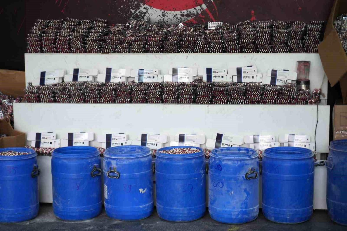 Zehir tacirlerine bayram öncesi darbe: 1 milyon 700 bin sentetik ecza ele geçirildi