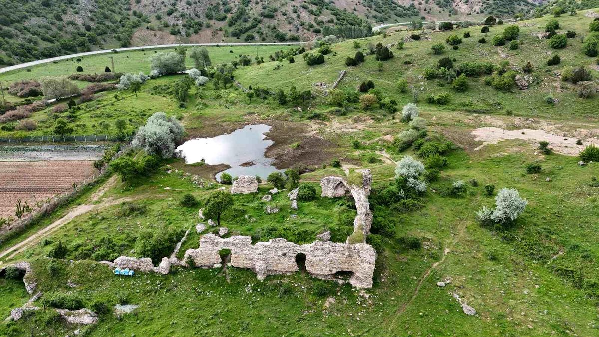 8 asırlık kervansaray zamana direniyor