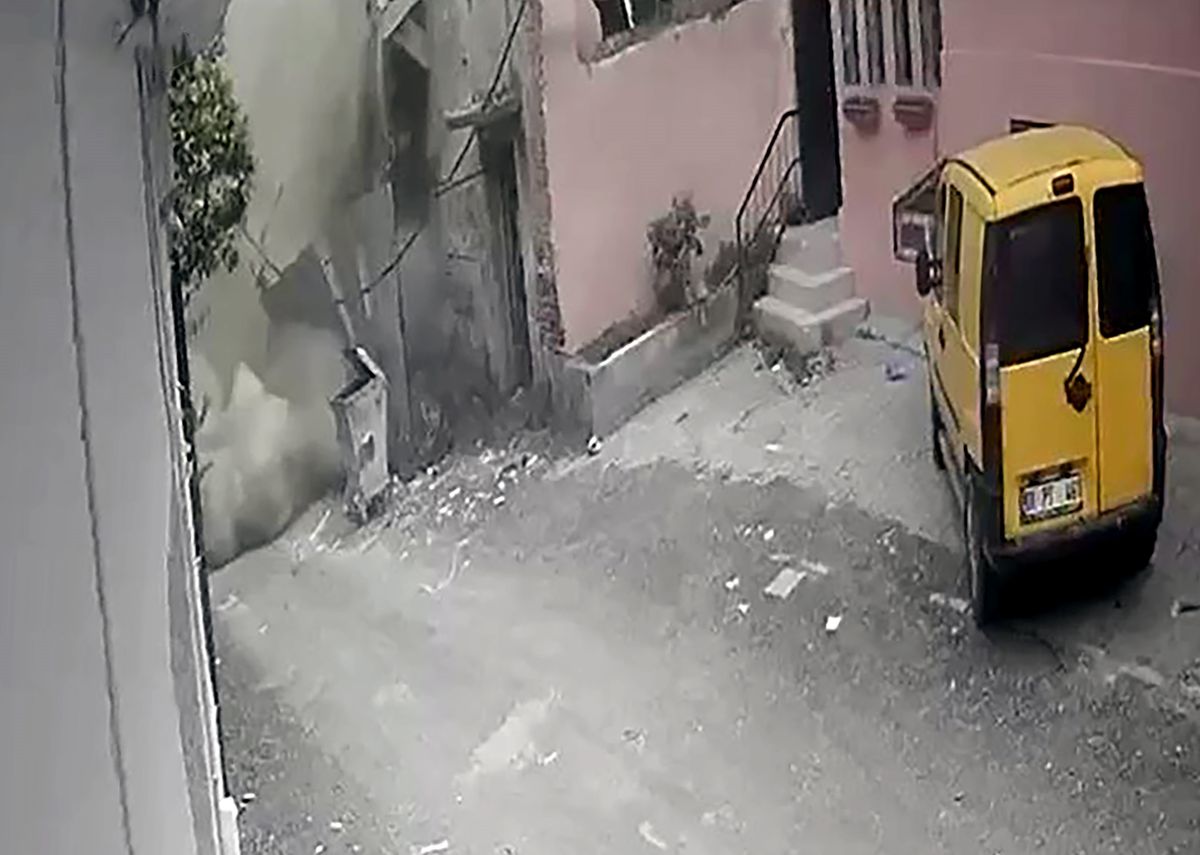 Adana'da 3 katlı metruk bina çöktü; o anlar kamerada
