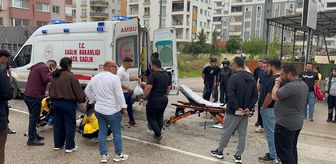Adana'da hafif ticari aracın çarptığı motosikletteki 2 kişi yaralandı