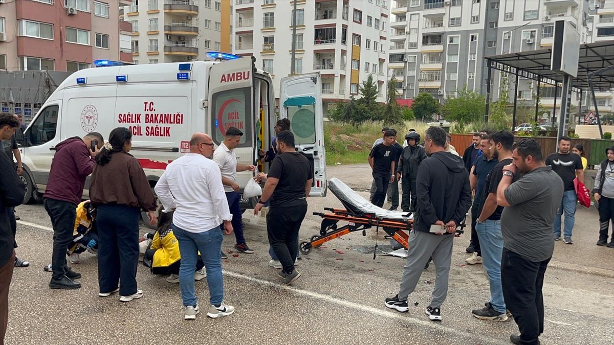Adana'da hafif ticari aracın çarptığı motosikletteki 2 kişi yaralandı