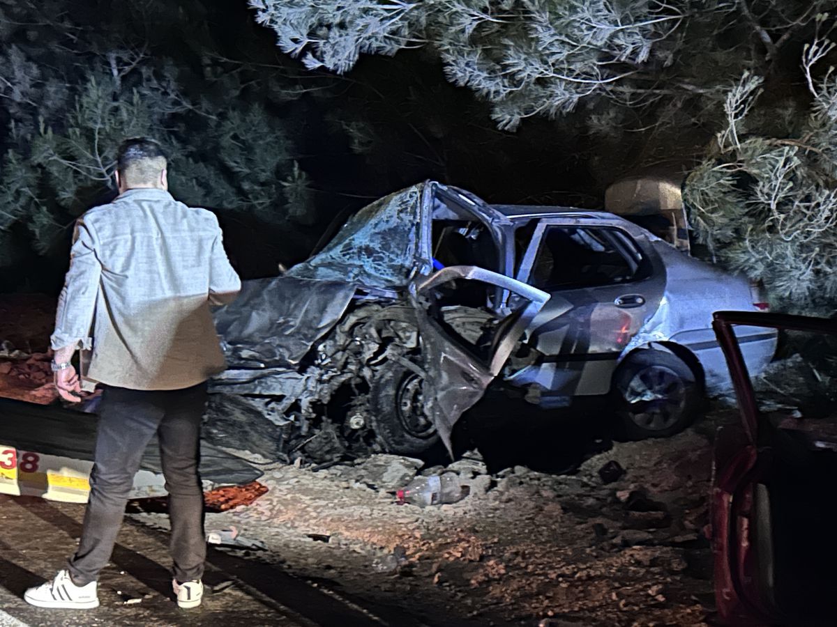 Adana'da iki otomobil çarpıştı: 2 ölü, 3 yaralı