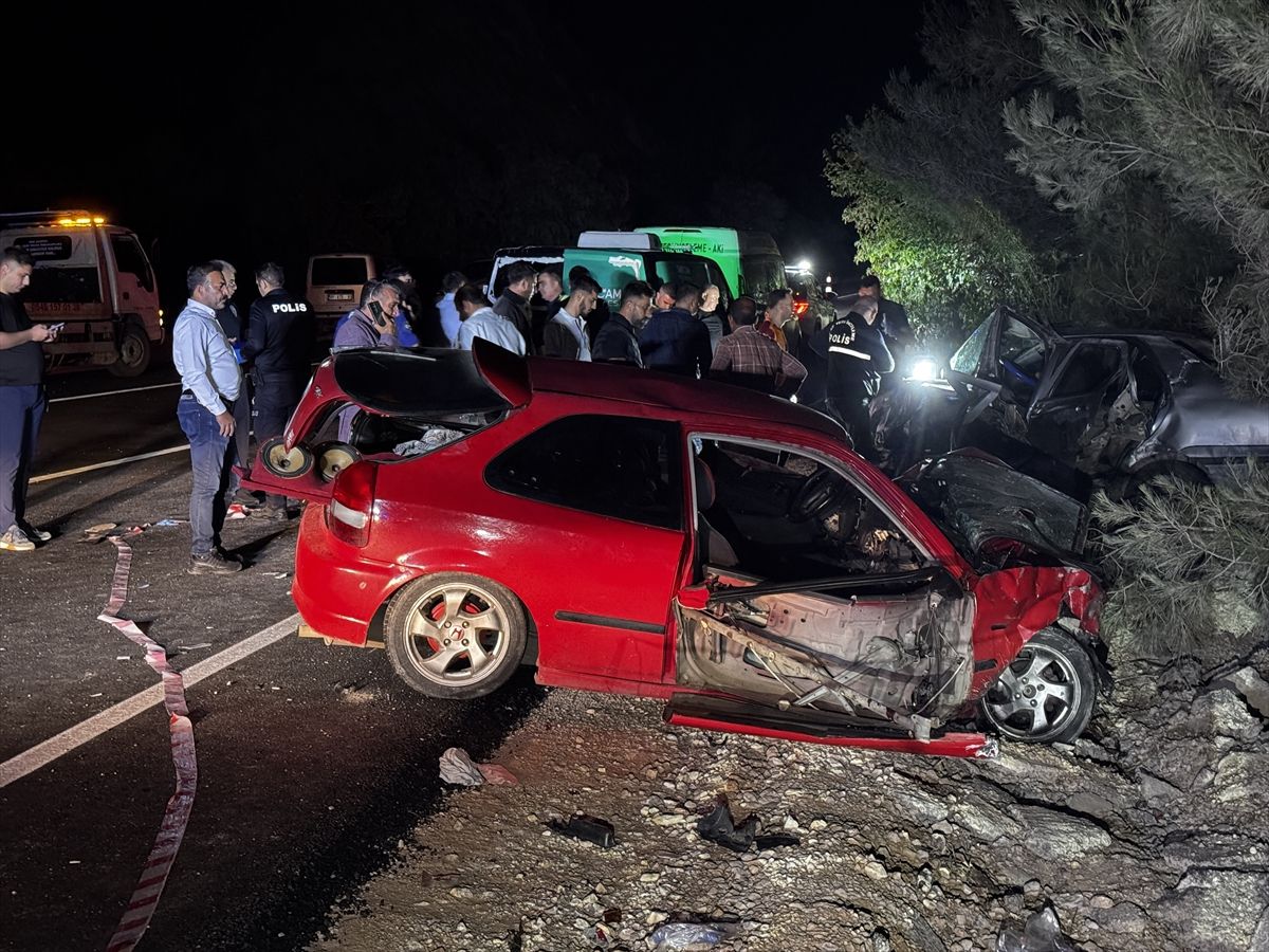 Adana'da iki otomobilin çarpıştığı kazada 2 kişi öldü, 3 kişi yaralandı