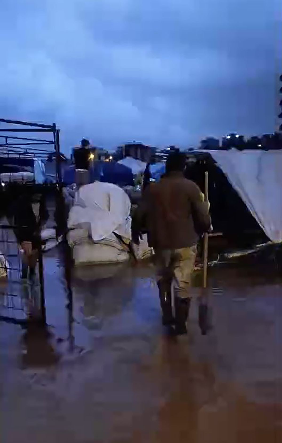 Adana'da sağanak, hayatı olumsuz etkiledi