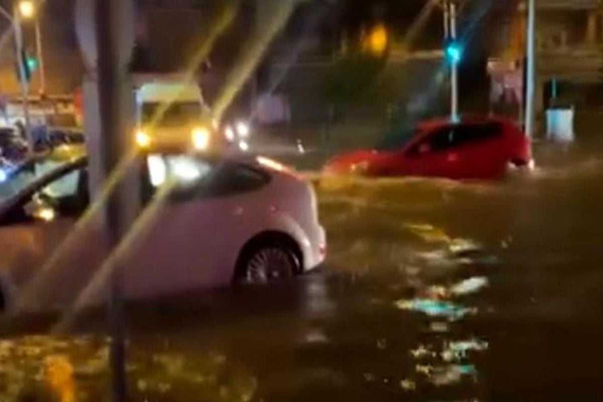 Adana'da sağanak yağış yolları göle çevirdi