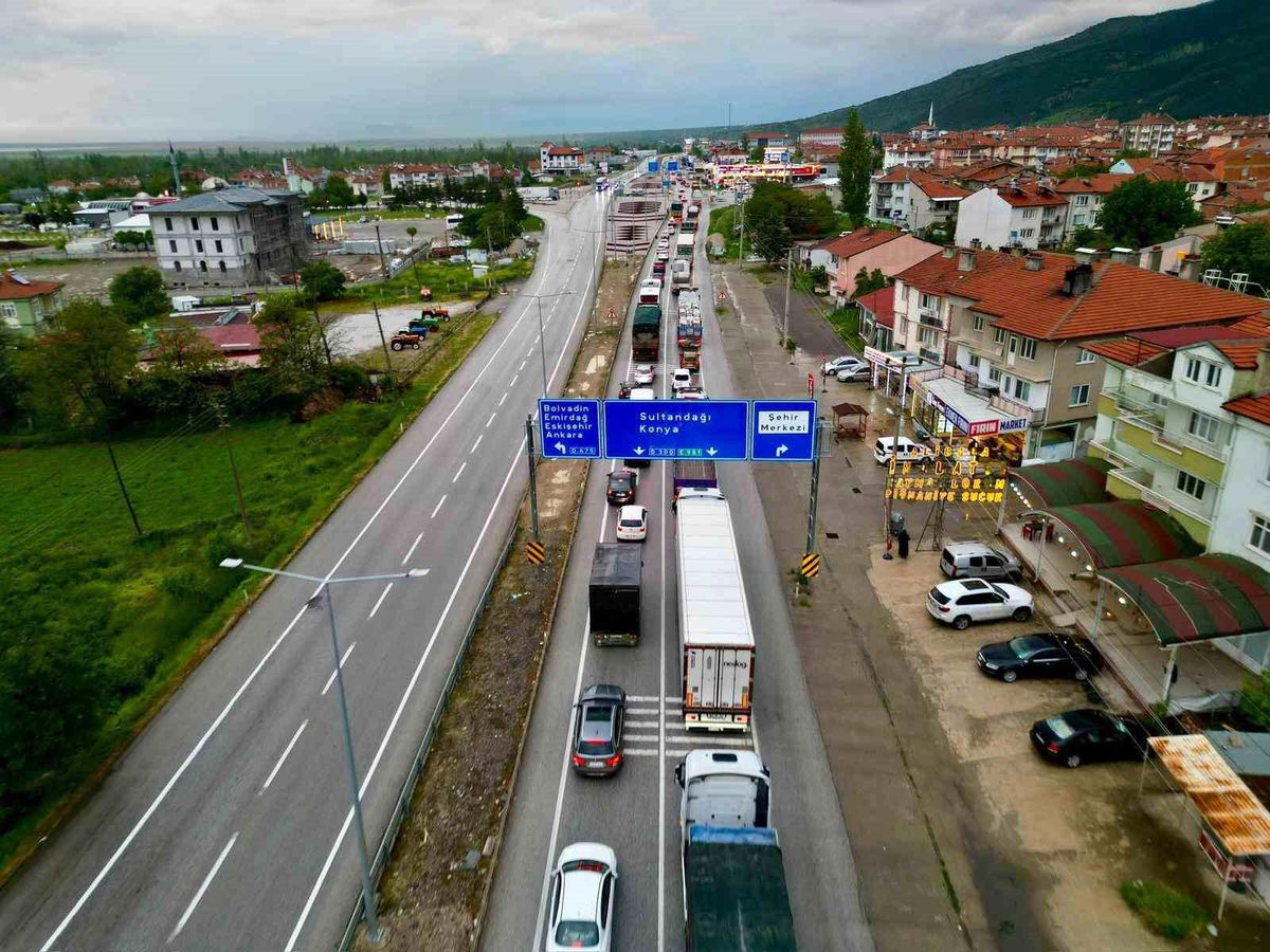 Afyonkarahisar'daki kara yollarında bayram trafiği yoğunluğu