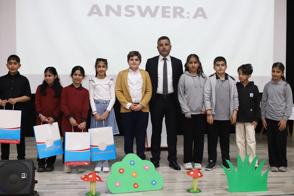 Ağrı’da “Yabancı Dil Festivali”ne yoğun ilgi: Öğrenciler sahnede yeteneklerini sergiledi