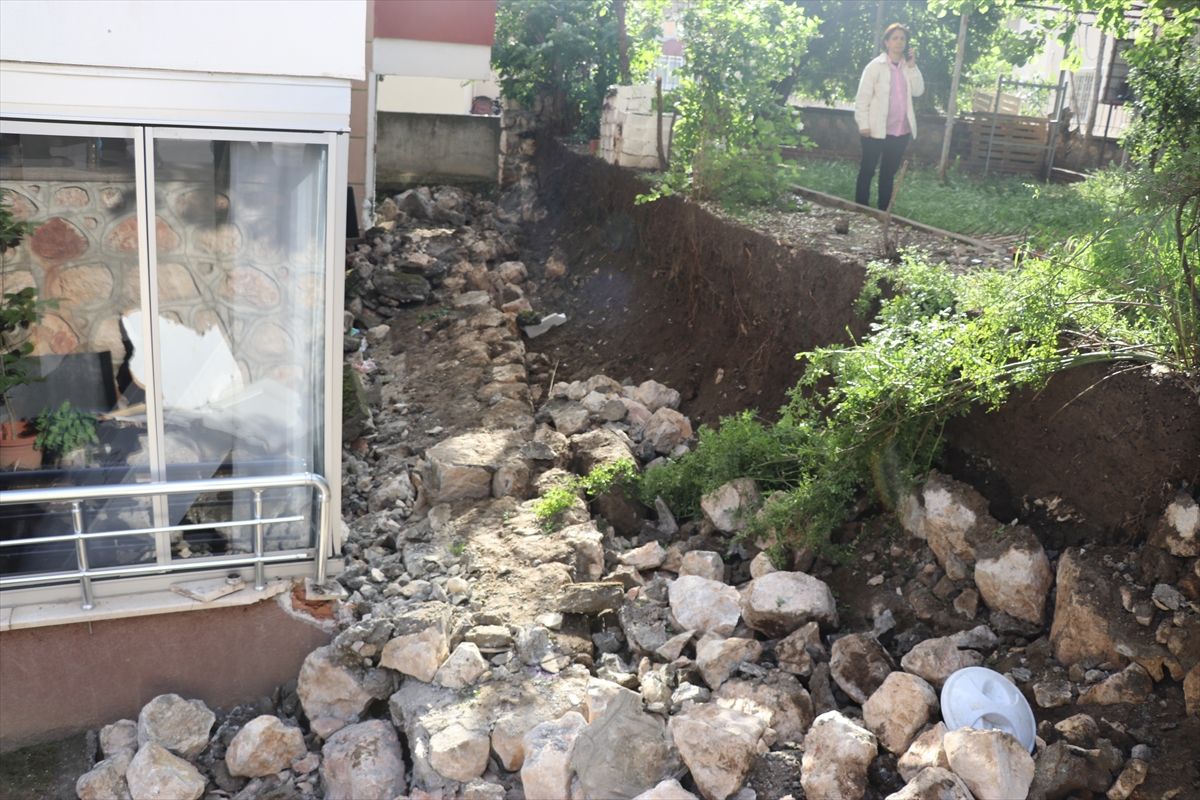 Amasya'da 5 katlı binanın istinat duvarı çöktü