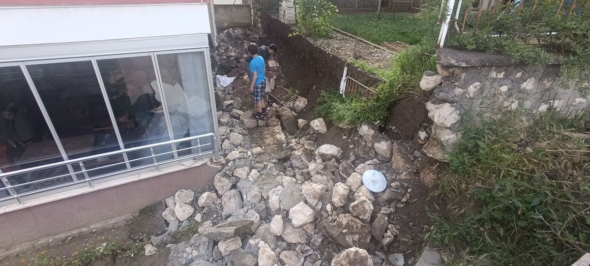 Amasya'da 5 katlı binanın istinat duvarı çöktü