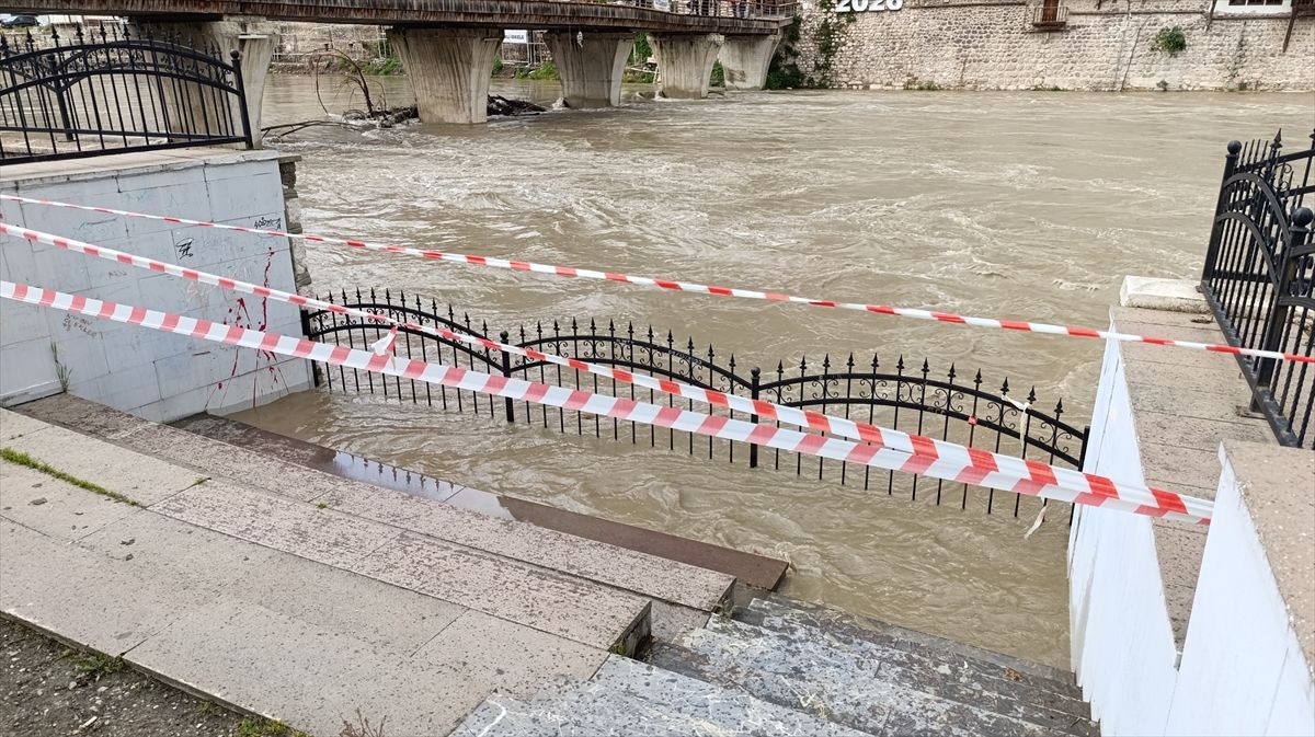 Amasya'da etkisini sürdüren sağanak Yeşilırmak'ın debisini yükseltti