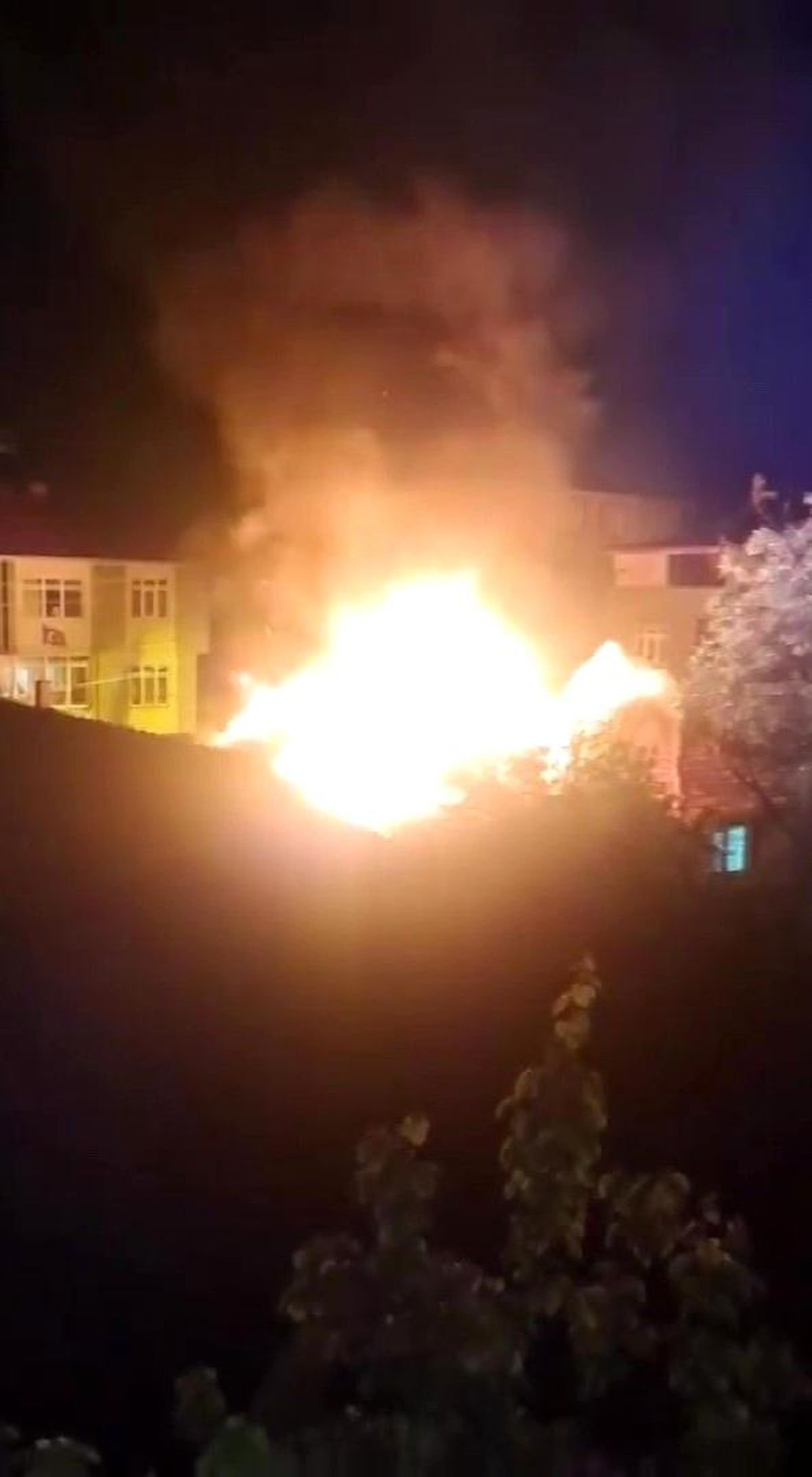 Amasya'da tek katlı evde çıkan yangında alevler geceyi aydınlattı