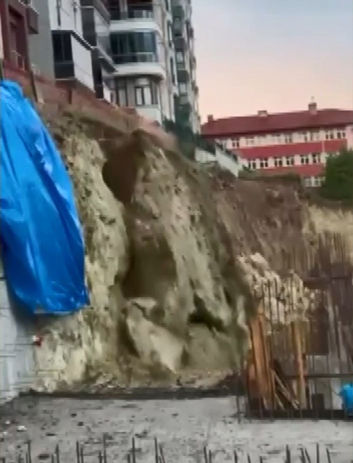 Ankara'da sağanak istinat duvarının çökmesine neden oldu