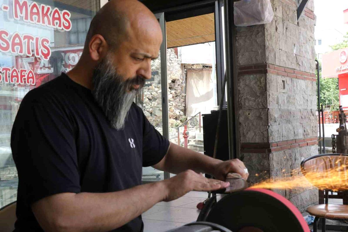 Antalya'da bıçakçılarda bayram mesaisi